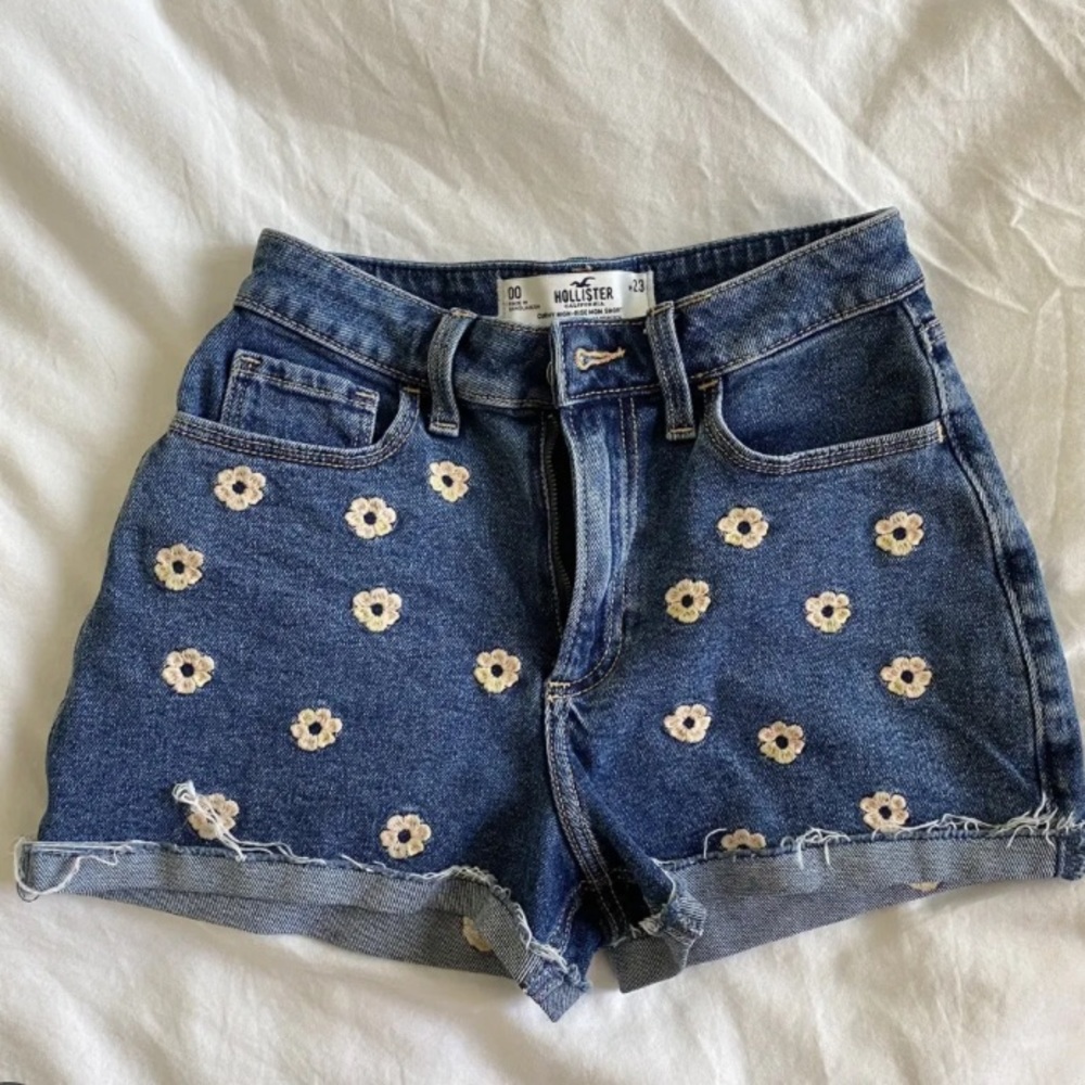 Hollister Curvy High-Rise Mom Shorts
